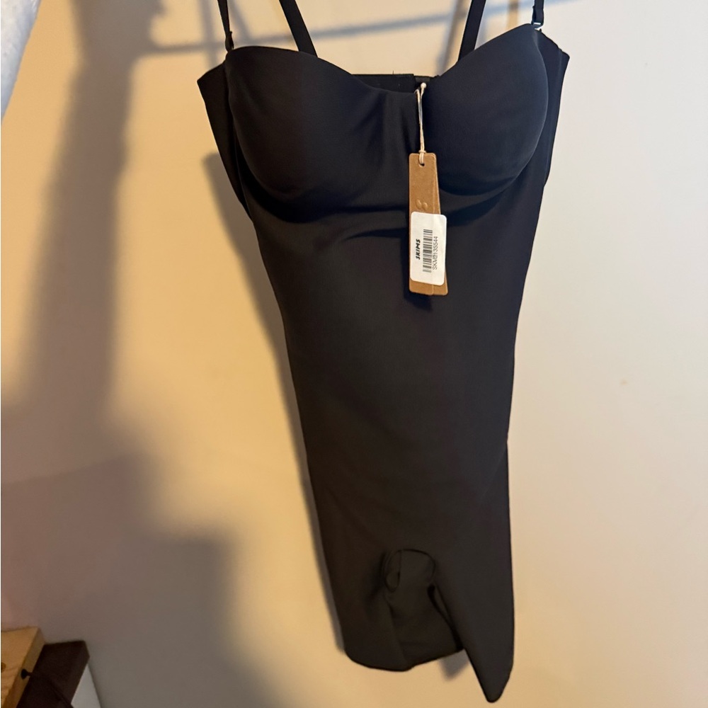Skims body core sculpt underwire mid thigh bodysuit - ONYX